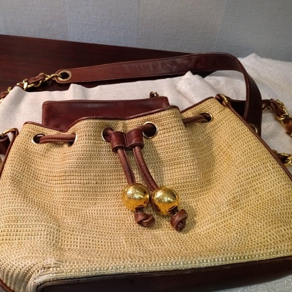 Chanel Vintage drawstring bucket tote bag with pouch and CC gold hardware - Picture 10 of 15